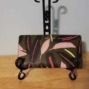 Kate Spade Eva Wallet Snap Closure.  (#65)